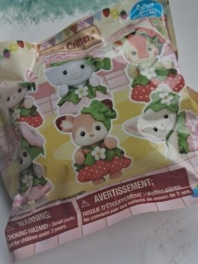 Calico Critters Cutie Collectibles -Very Berry Babies Series Blind Bag